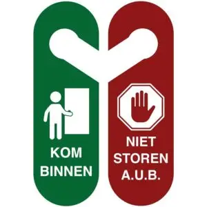 Deurhanger niet storen kom binnen, groen rood wit, tekst kom binnen niet storen, symbool handje en persoon met deur