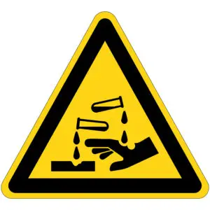 Bijtende stoffen gevaar waarschuwingspictogram - W023 - geel zwart - driehoekig - symbool hand en druppels chemisch op gele achtergrond