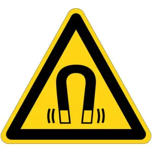 Magnetisch gevaar waarschuwingspictogram - W006 - geel zwart - driehoekig - symbool magneet op gele achtergrond