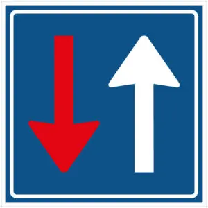 Voorrang op tegemoetkomend verkeer verkeerspictogram - F6 - vierkant - rood blauw wit - blauwe achtergrond met witte pijl omhoog en rode pijl omlaag